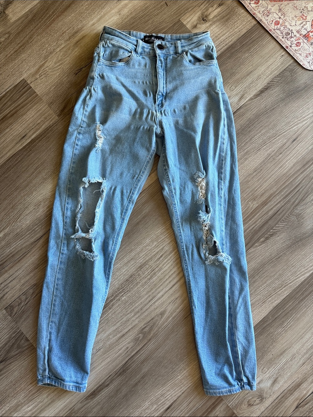 Ripped light wash Fit Jeans